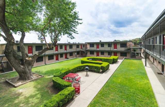 6945 Interstate 10 - 6945 Interstate 10, Balcones Heights, TX 78213