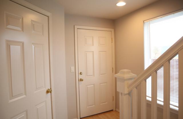 MOVE-IN SPECIAL - Spacious Salmon Creek Townhome for Lease - 13920 NE 7th Ct. Gallery 4