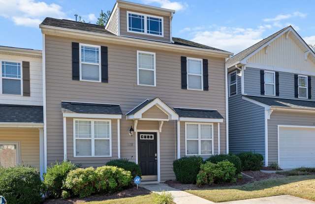 **Beautiful 4 Bed Townhome with First Floor Primary Suite** Gallery 4