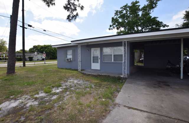 2 Bedroom 1Bath Duplex For Rent at 102 W Lancaster Road Orlando, FL 32809 Gallery 3