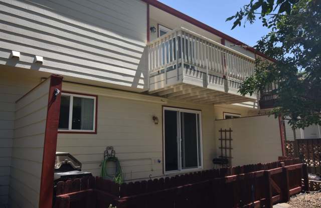 GREAT 3 BEDROOM/2 BATHROOM TOWNHOME WITH NEW PAINT & FLOORING. AVAILABLE 5/23. photos photos