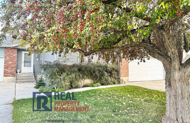 3 Bed 2.5 Bath Twin Home - Double Car Garage - Small dogs negotiable - 1982 Shetland Avenue, Pocatello, ID 83201