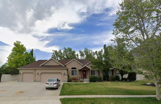 Cedar Hills Rambler with Finished Walk-Out Basement, RV Parking & Large Yard Gallery 1