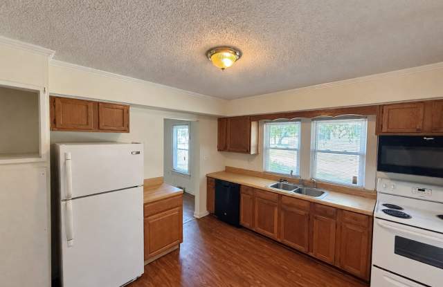 Two bedroom, 2 bath house in Graham Gallery 4