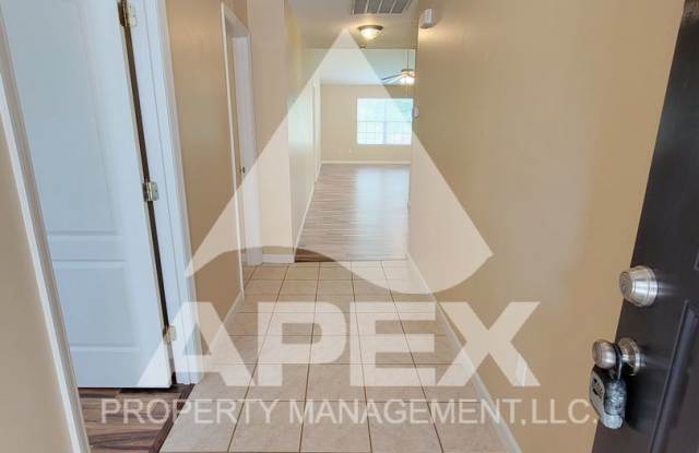 Spacious 2 Bd - 2 Ba Condo in North Knoxville w/ 2 Car Garage! END UNIT! Gallery 3