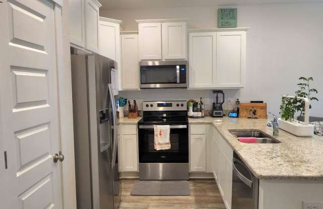 Convenient Location! Beautiful 3/2.5 Townhome w/ Pool Community! Gallery 4