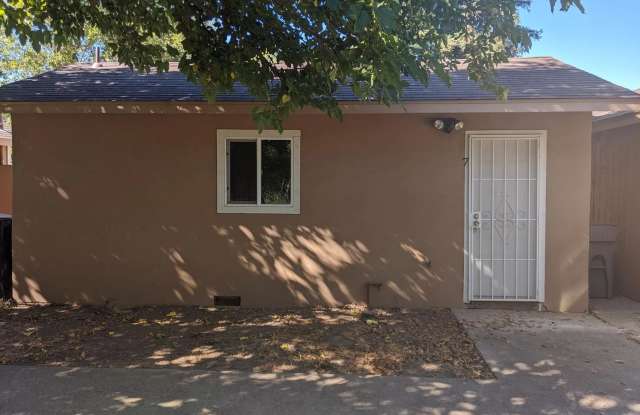 Cute and Clean 400sq ft Studio Available! Gallery 1