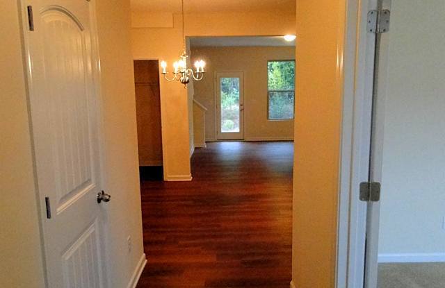 3 Bedroom, 2.5 Bathroom Townhome with Office! Gallery 3