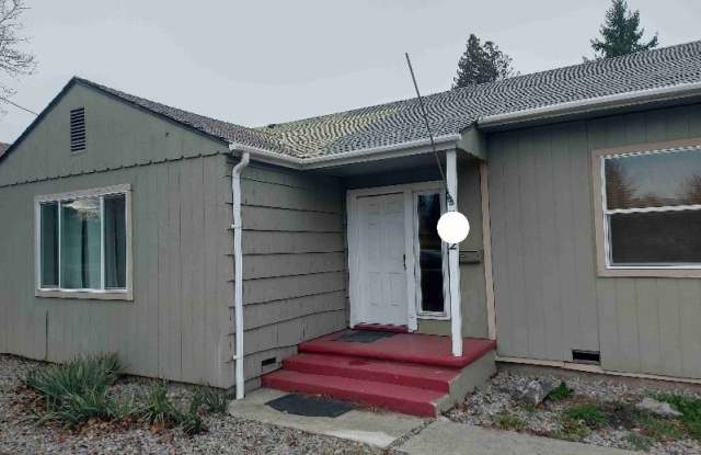 392 Stewart Ave - 392 West Stewart Avenue, Medford, OR 97501