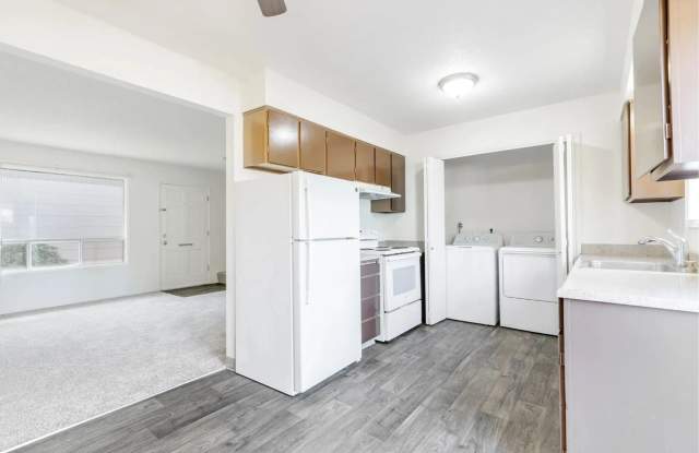 Cozy 2 bedroom, 1 bathroom apt near Downtown Milwaukie. Discounted rent for the first 2 months! photos photos