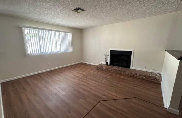 Remodeled/Move-in ready 3 bed 2 bath house with bonus room MOVE IN SPECIAL photos photos