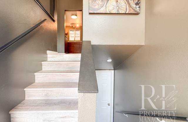 Spacious Split-Level with Two Living Areas, Fireplace & Fully Fenced Yard Gallery 4