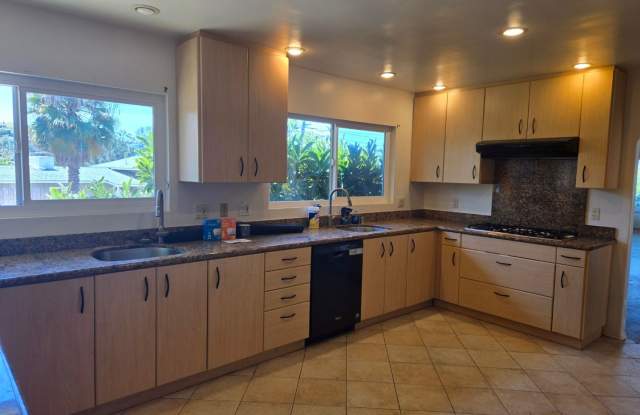 SDSU / College Area 7 bedrooms with 4 baths split-level home. Gallery 3