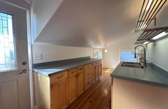 Large One Bedroom! Gallery 2