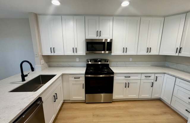 Remodeled 3 bed 2 bath townhome in Friars Village photos photos