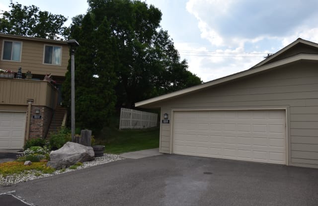 2215 Stroden Cir - 2215 Stroden Circle, Golden Valley, MN 55427