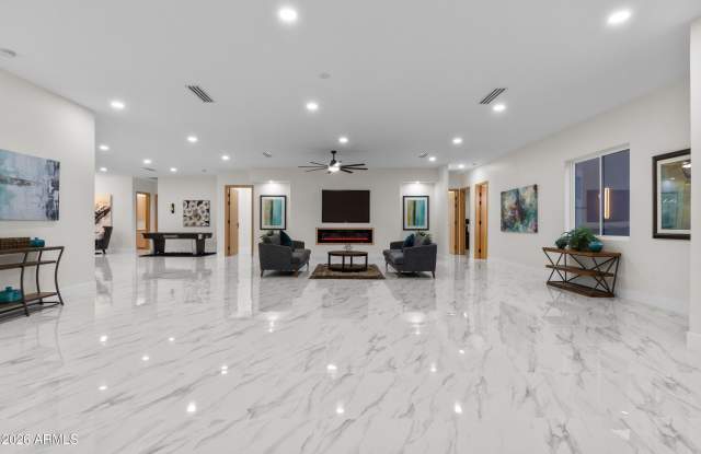 5923 E NORTH Lane Gallery 2