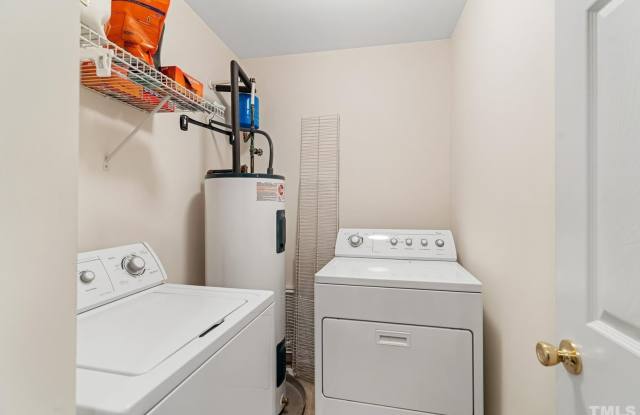 Room in 3 Bedroom Home at Ivory Run Way Gallery 4