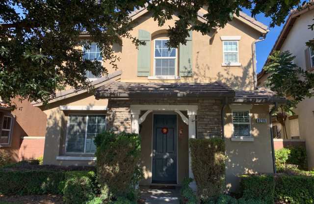 3 Bedrooms 2.5 Bathrooms Townhouse Gallery 1