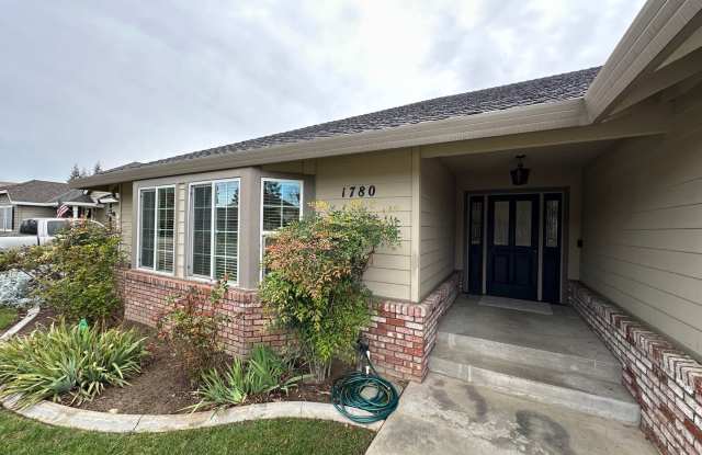 Turlock/Pool/3-Car garage Gallery 4