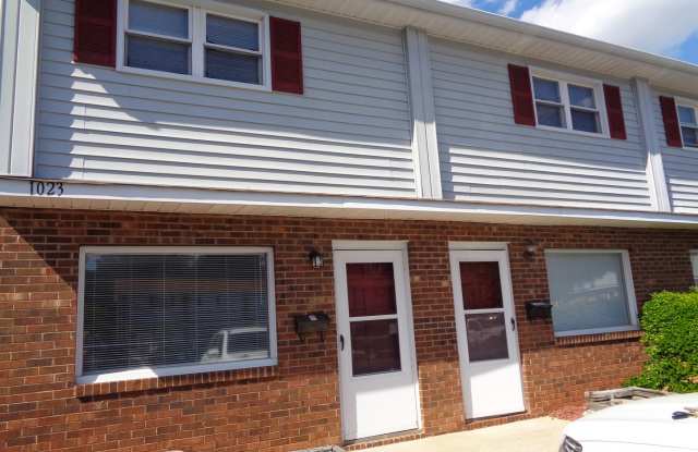 Remodeled One Bedroom Townhouse Apartment in the Heart of Kernersville - 1023 Salisbury Street, Kernersville, NC 27284
