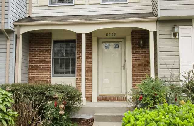 Lovely 2 Bedroom 2 Bathroom Townhome With Private Deck In Newington Heights photos photos