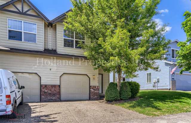 Spacious Two-Level Duplex Home with Fenced Backyard in Hillsboro! Gallery 2