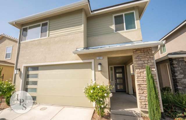 Newly Built Clovis 2-Story Home, 3BR + Den / 2.5BA, Built 2020 - Lots of Amenities! photos photos