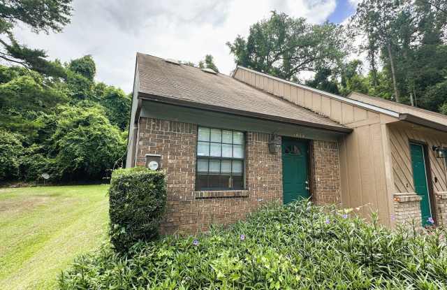 AWESOME 2/2 w/ Washer/Dryer, Vaulted Ceilings, Split Plan, Fenced in Yard, & More! Walk/Bike to FSU/TCC! $1295/month Avail August 1st! photos photos