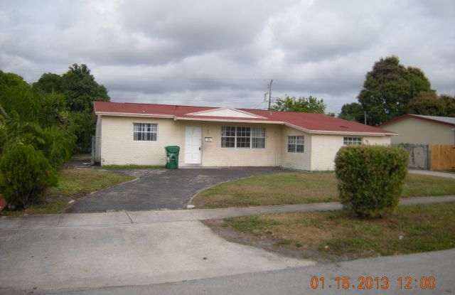 4/2 LARGE HOME WITH POOL Gallery 1