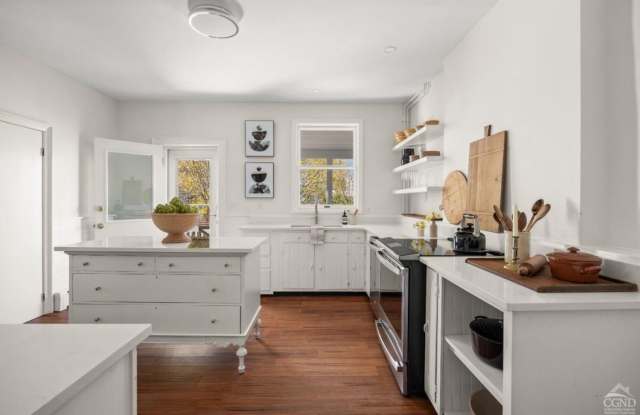 Winter pricing special! Charming 4BR Townhome in Hudson photos photos Winter pricing special! Charming 4BR Townhome in Hudson photos photos