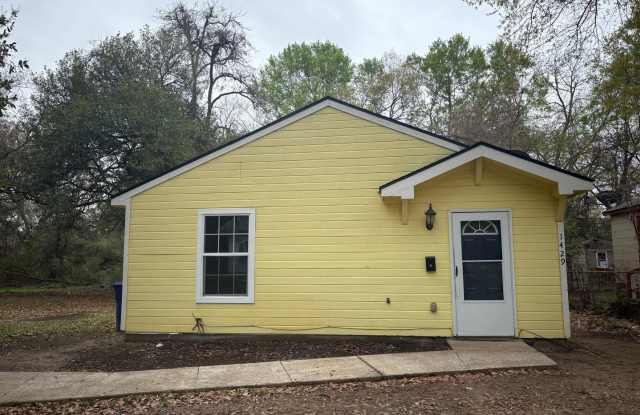 Newer construction 2 bedroom/1 bathroom house with Central Air  Heat! photos photos