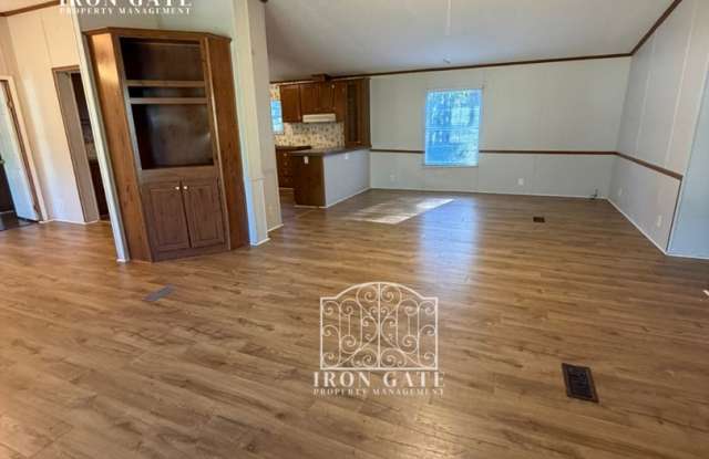 3BD/ 2BA on 1/2 Acre Gallery 3