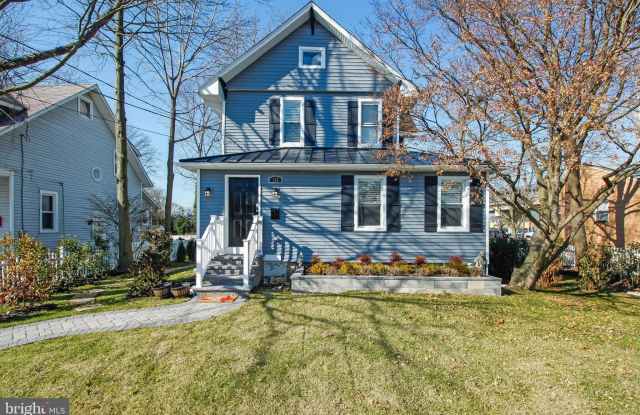 105 W CRYSTAL LAKE Avenue - 105 West Crystal Lake Avenue, Camden County, NJ 08108