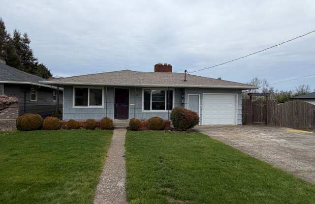 3 Bedroom 2 bath single family house - 696 Southeast Miller Avenue, Dallas, OR 97338