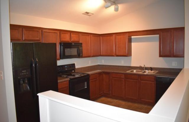 Large 2BR, Condo w/2Ba, 2 Car Garage Peaceful Neighborhood Gallery 4