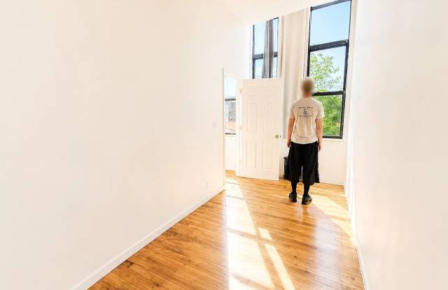 476 Jefferson St # 322 Gallery 3
