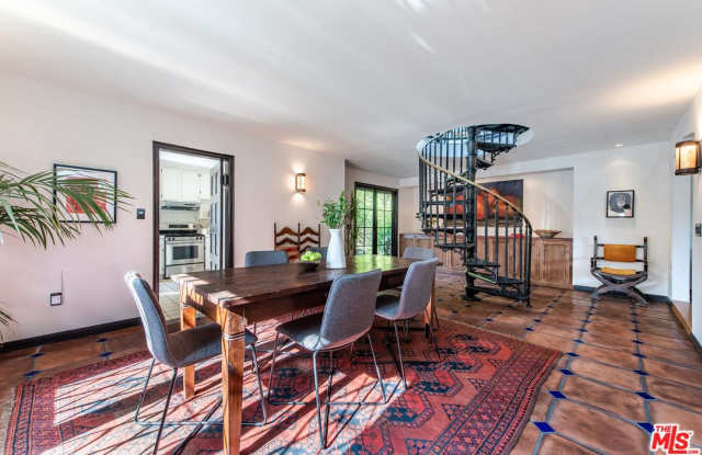 2753 North BEACHWOOD Drive Gallery 3