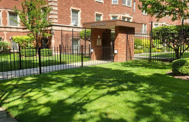 6917 S. Crandon Avenue, Unit 2E Gallery 1