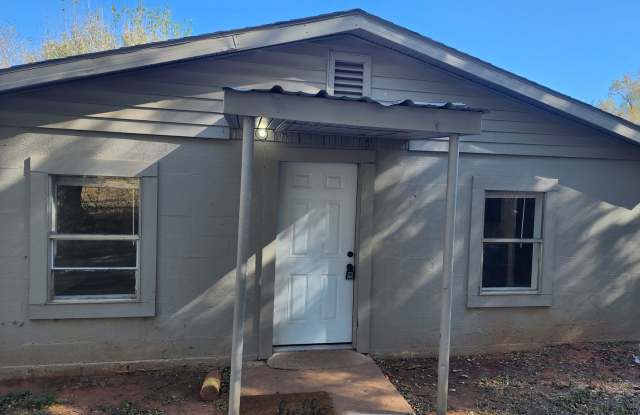 2 Bed / 1 Bath Home for Rent – $850 (Utilities Included) - 1701 South 5th Street, Chickasha, OK 73018