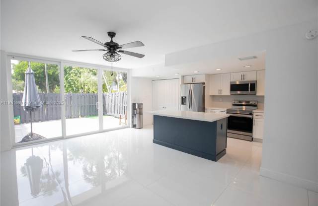 2714 Northeast 8th Street photos photos