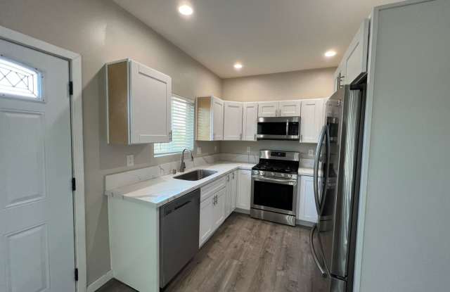 4BD/2BA on Montezuma, Nice Patio! Gallery 4