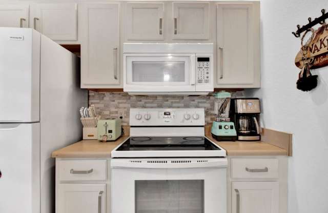 Spacious 4BR Townhome in Kissimmee Gallery 1