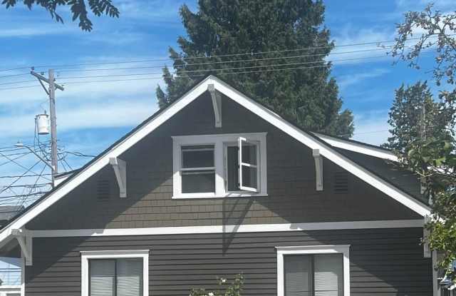 2 Bedroom 1 Bath Upper Level Duplex in Tacoma !! - 813 South Cushman Avenue, Tacoma, WA 98405