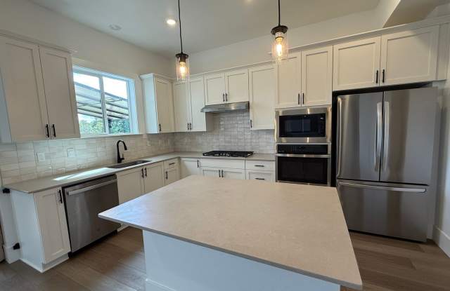 17820 SW Maiden Court ~  MOVE-IN SPECIAL $500 Off 1st Month's Rent!!  Amazing Tri-Level Home Gallery 4