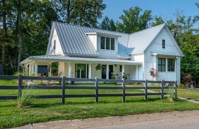 Available July 2024 - Beautiful Centrally Located Modern Fully Furnished Farmhouse photos photos