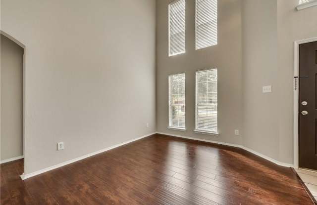 409 Knoll Park Court Gallery 4