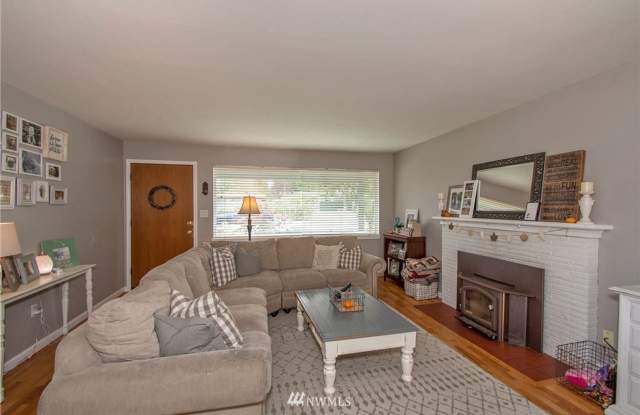 3 bed/2 ba House in University Place Gallery 4