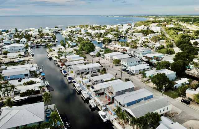 903 Tropical Lane Gallery 3