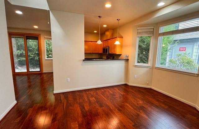 Stunning 3 Bedroom Townhome in Issaquah Gallery 4